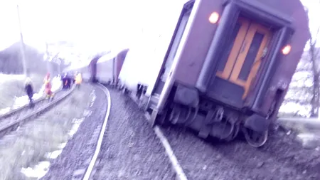 Un tren cu 20 vagoane A DERAIAT în județul Hunedoara