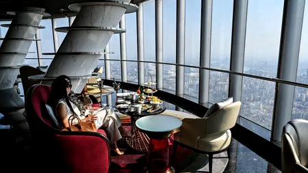 A fost inaugurat cel mai înalt hotel din lume. Restaurantul de la etajul 120 şi piscina de la nivelul 88, printre principalele atracţii