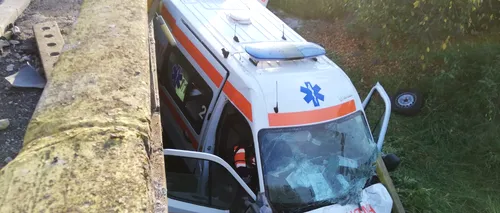 O ambulanță care transporta un pacient cu Covid-19 a căzut de pe un pod, în Gorj. Patru persoane au fost rănite (FOTO)