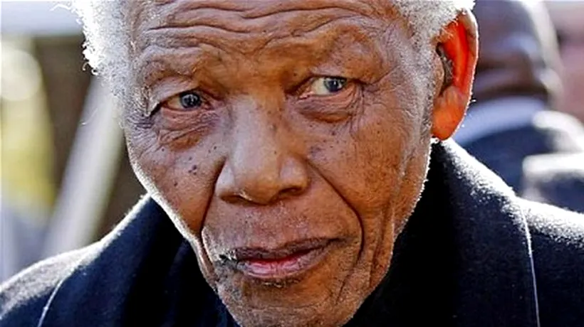 Nelson Mandela nu poate vorbi, dar comunică prin semne