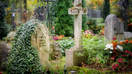 O femeie din Predeal a fost declarată moartă, în urma unei paralizii. Gropar: „Am primit un telefon să nu mai săpăm groapa, că a înviat”