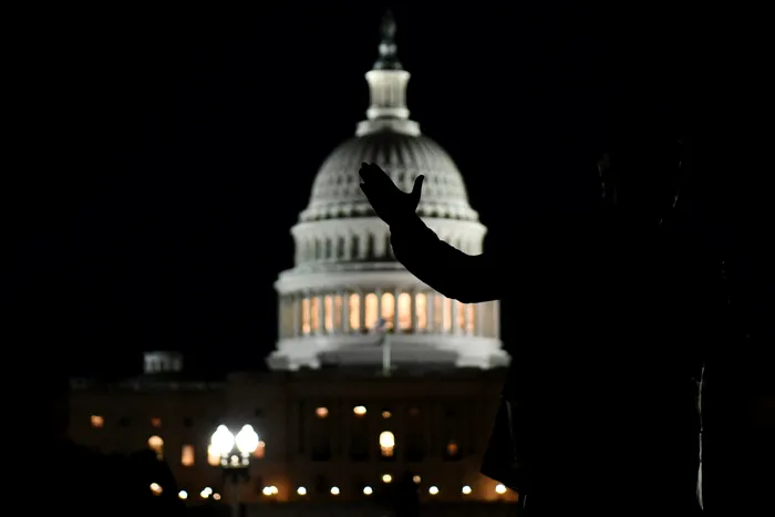 Pe măsură ce guvernul federal american a intrat într-o perioadă de închidere federală– pentru prima dată în aproape șapte ani – confruntarea dintre administrația președintelui Donald Trump și Partidul Democrat s-a intensificat și mai mult. Administrația Trump a redus finanțarea și programele din statele conduse de democrați și a încercat să desființeze agențiile federale conduse de democrați. Între timp, democrații au dat dovadă de un rar sentiment de unitate, sperând să inverseze scăderea ratelor de aprobare prin intermediul luptei. Această nouă rundă de conflict partizan privind închiderea guvernului este semnificativ diferită de cele anterioare, caracterizată de o ostilitate și o răutate sporite, care au împins conflictele partizane la noi culmi. Adâncirea polarizării politice din Statele Unite, provocă daune tot mai mari poporului american.