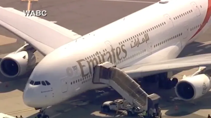 Un avion din Dubai, pus SUB CARANTINĂ la New York. 100 de pasageri s-au simțit rău