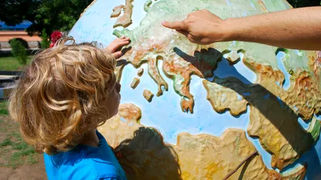 Țara în care se află un milion de români ar putea intra într-o nouă criză financiară. Comisar european: Situația economică este una „delicată