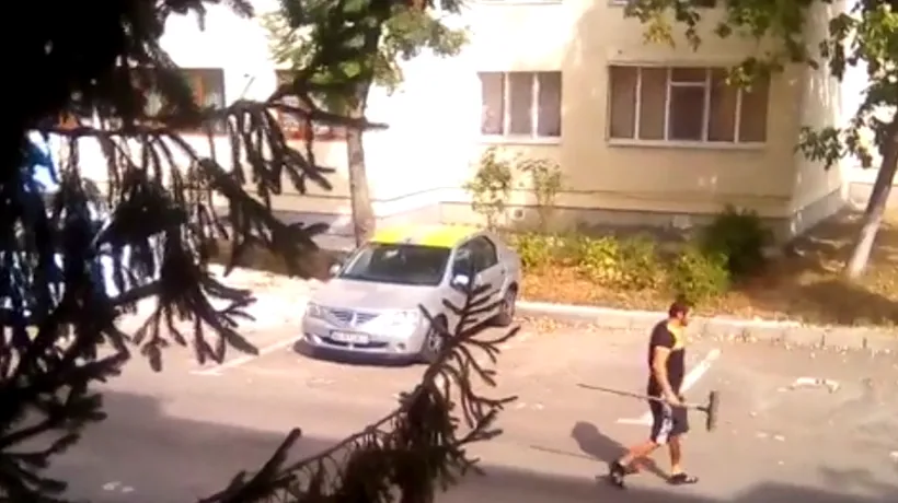 Scene incredibile într-un oraș din România. A atacat cu grebla un bărbat care îi ocupase locul de parcare VIDEO