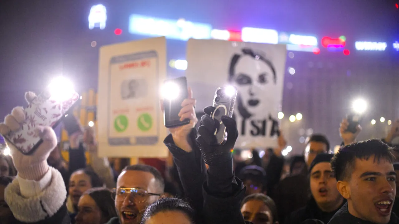 “Protestele spontane” organizate de #rezist continuă și azi