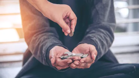Grupare de cerșetori DEMASCATĂ în Timiș / Cum făceau „persoanele cu dizabilități” până la 10.000 lei pe zi