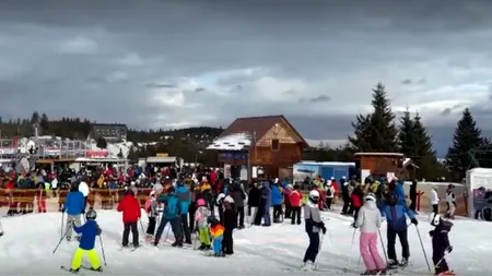 Distracție și voie bună în stațiunea Păltiniș. Cât plătesc turiștii pentru o lecție de schiat care durează o oră