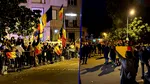 A 22-a noapte de proteste la Arestul Central, unde este închis Călin Georgescu. Susținătorii cer eliberarea fostului candidat la alegerile prezidențiale
