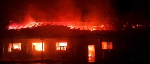 Incendiu puternic izbucnit la o hala de depozitare din Alba. Nu există victime