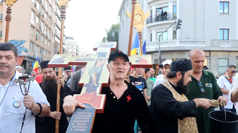 FOTO. Gigi Becali a ieșit cu preoții pe Calea Victoriei, să sfințească traseul după parada LGBT: „Noi facem marș de iertare a lor”