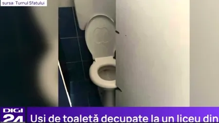 Uși de toaletă decupate la un liceu din Sibiu. Explicația conducerii: Nu au găsit vase de dimensiuni mai mici.
