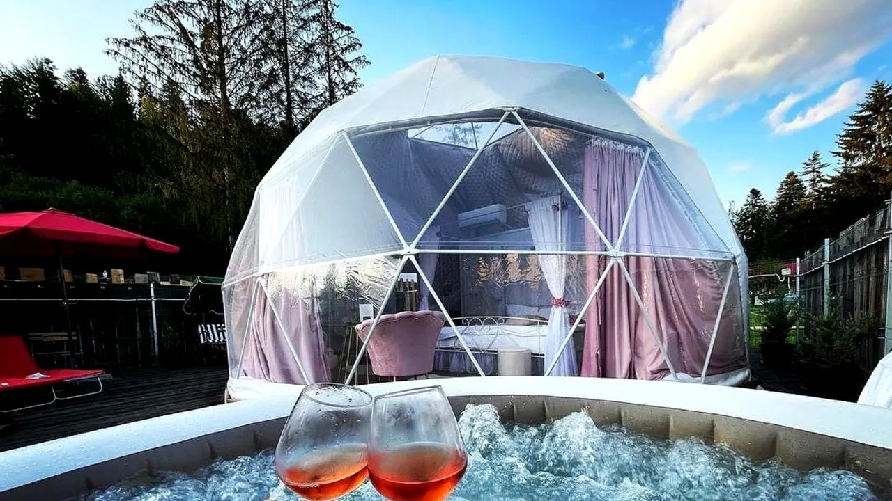 Cât costă o singură noapte de cazare într-un iglu din Azuga. Cât plătești să stai la cort cu baie privată, terasă și acces direct la pârtia de ski