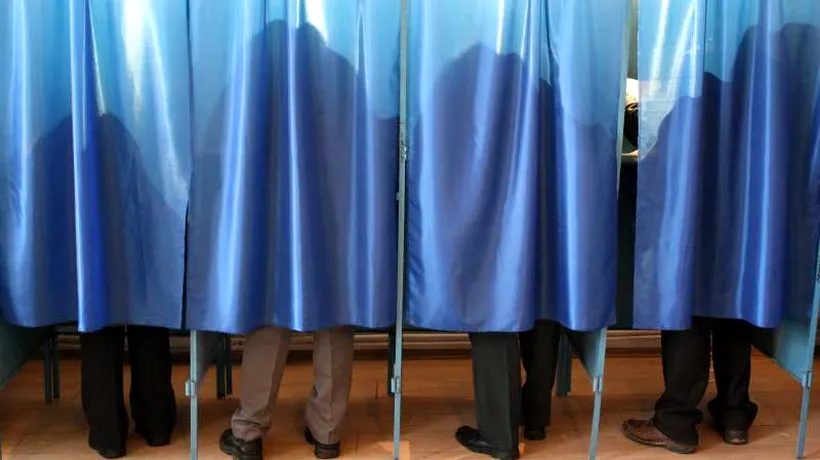 ALEGERI LOCALE 2012. Ceaușescu și Iliescu așteaptă ștampila votat la alegerile locale