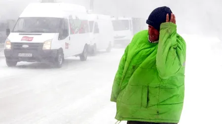 Microbuz plin cu copii, rămas înzăpezit pe Transalpina