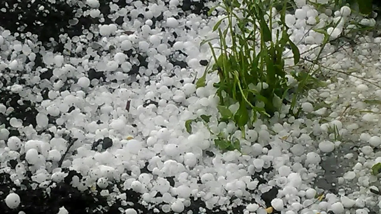 Fenomen meteo straniu în România: Cum explică meteorologii apariția grindinei în plină iarnă