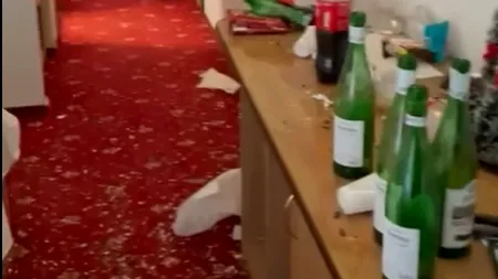 VIDEO și FOTO| O cameră de hotel, devastată de turiști români. Cameristele au găsit televizorul spart și lucrurile distruse