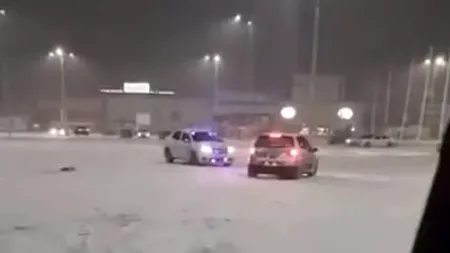 VIDEO | Polițiștii au lăsat fără permis 16 șoferi din Bacău, care făceau drifturi pe zăpadă