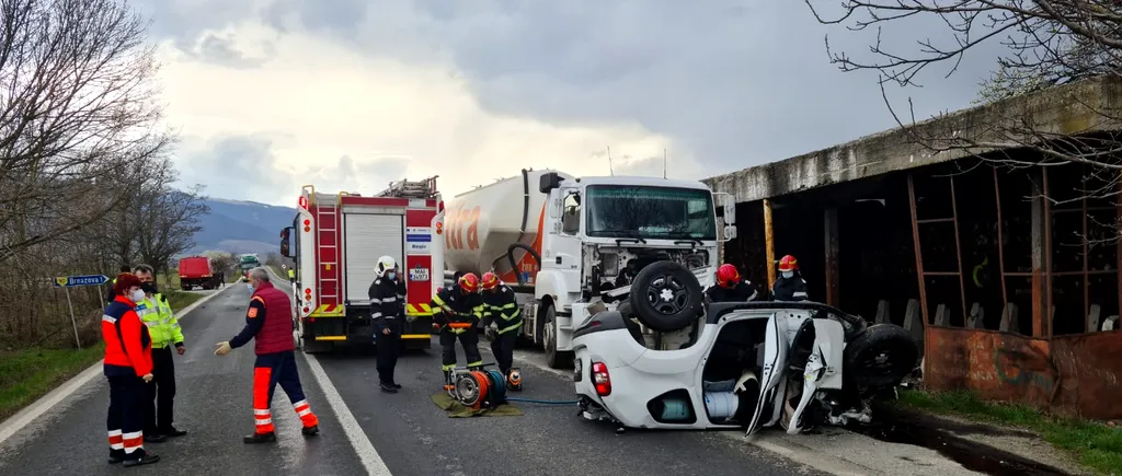 Două persoane au murit, după ce mașina în care se aflau a lovit un TIR pe un drum din județul Hunedoara