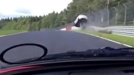 Accident spectaculos pe circuitul de la Nurburgring. Un pilot a scăpat ca prin minune din ghearele morții
