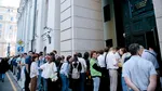 Alegeri în Rusia. De ce singurul partid de opoziție riscă să fie eliminat de pe buletinele de vot. Sute de oameni s-au adunat în fața clădirii Curții Supreme