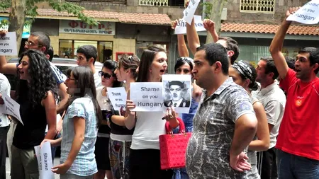 Proteste violente în fața consulatului ungar din Erevan, drapelul Ungariei fiind incendiat: 