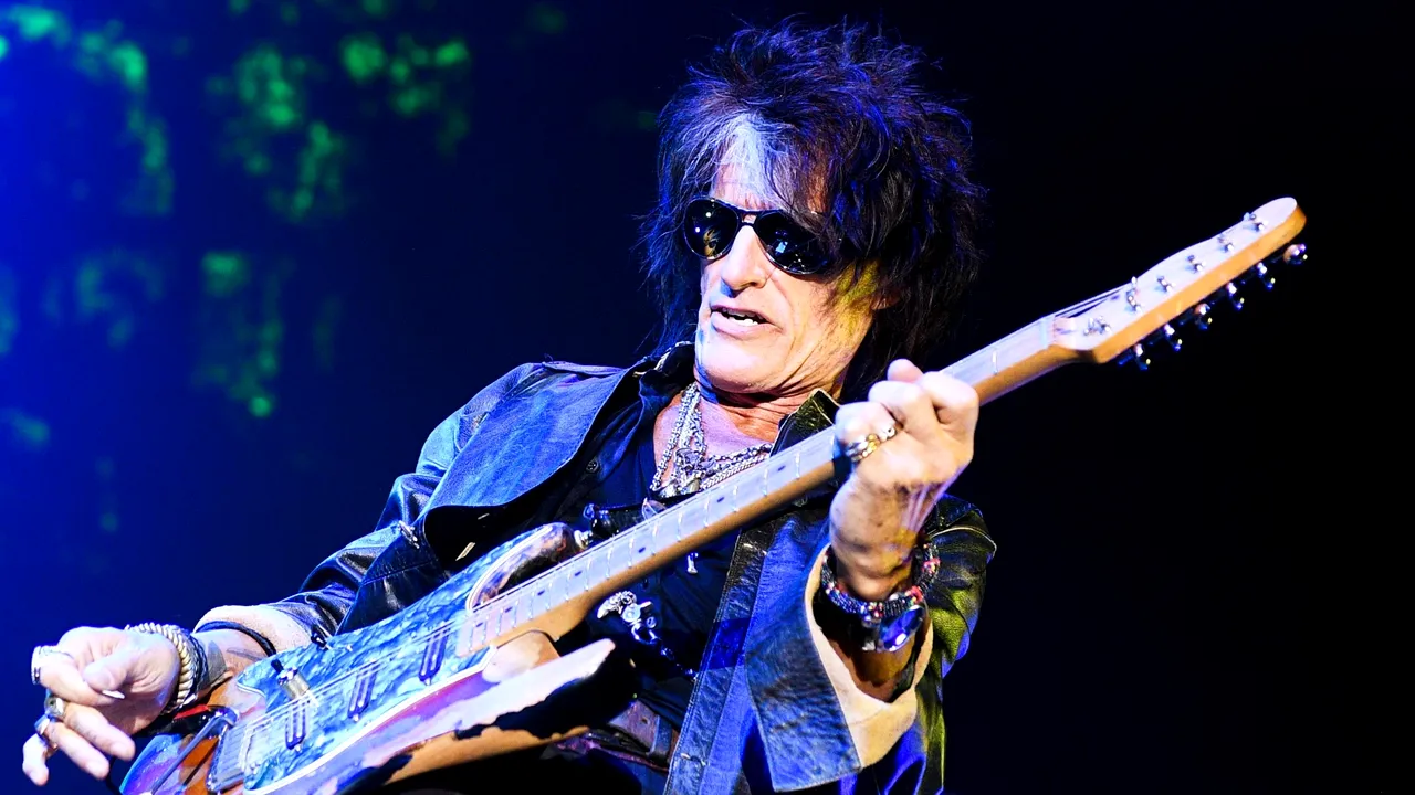 S-A PRĂBUȘIT în culise, în timpul unui concert. Chitaristul trupei AEROSMITH, Joe Perry, spitalizat de URGENȚĂ