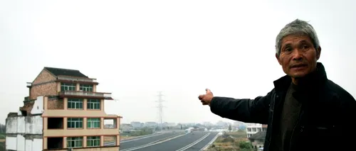 Un cuplu de chinezi cu casa în mijlocul autostrăzii a acceptat, în sfârșit, să se mute