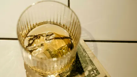 De la extaz la tristețe în numai câteva momente. Ce a pățit o chelneriță care a primit un bacșiș uriaș