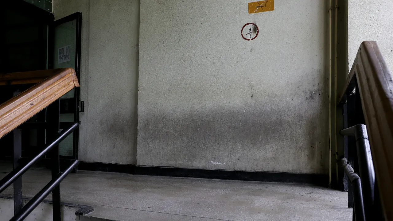 Condiții mizere într-un campus din Craiova: Scaune rupte, pereți murdari și prize care stau să cadă - FOTO