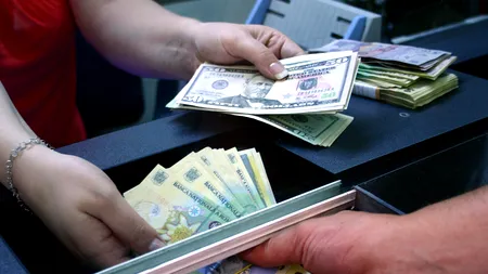 Protest în fața unei bănci care ar amâna aplicarea unei decizii de eliminare a unui comision