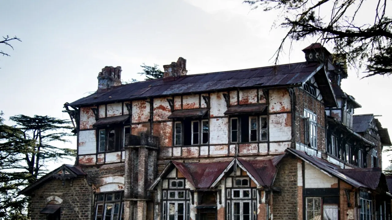 Este cea mai înfricoșătoare CASĂ din Europa și nu vrea nimeni să o cumpere. Cât costă și ce vechime are