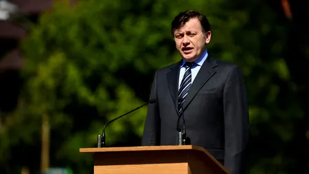 FOTO. Ce cărți de vizită și-a făcut Crin Antonescu cu ocazia interimatului