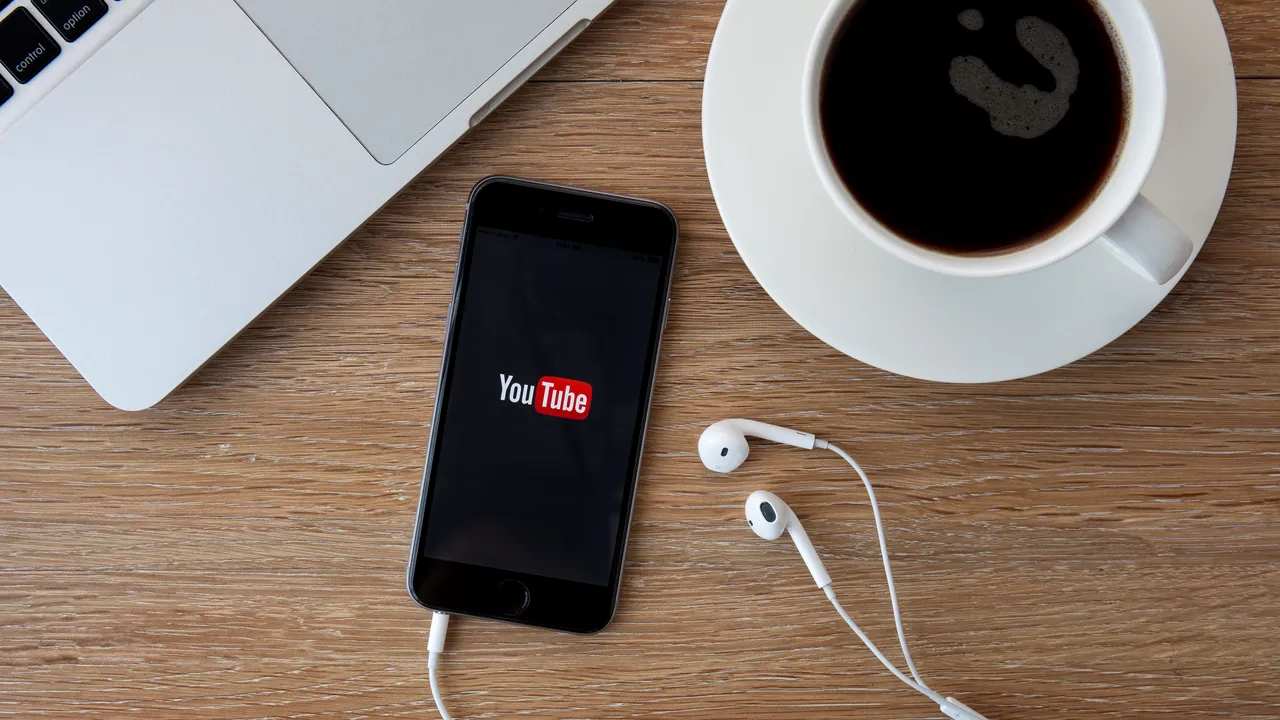 Românii pot asculta acum muzică pe YouTube fără să stea cu ecranul telefonului pornit