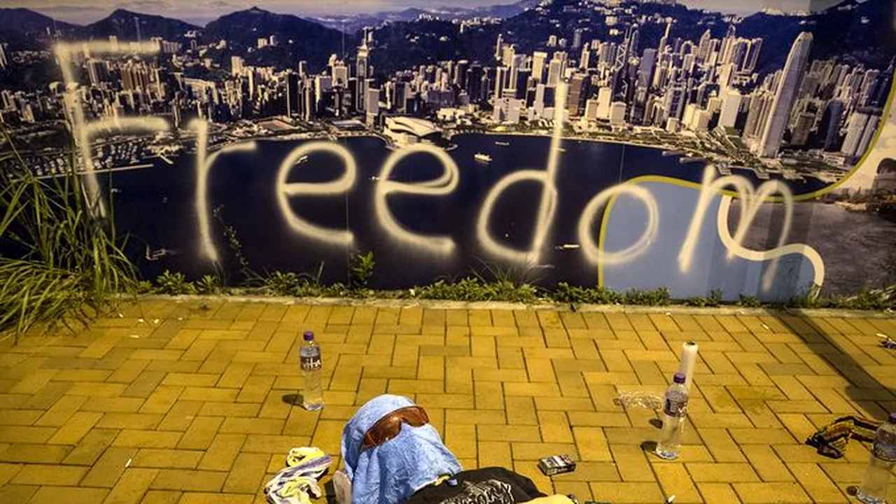 Poliția din Hong Kong a început să demonteze baricadele instalate de manifestanți