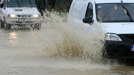 Mai multe străzi din Arad și din alte două orașe arădene, inundate din cauza ploilor abundete