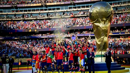 Trump, un nou moment viral la finala Cupei Mondiale 2026. A rămas pe scenă când Spania ridica trofeul suprem, ignorându-l pe șeful FIFA
