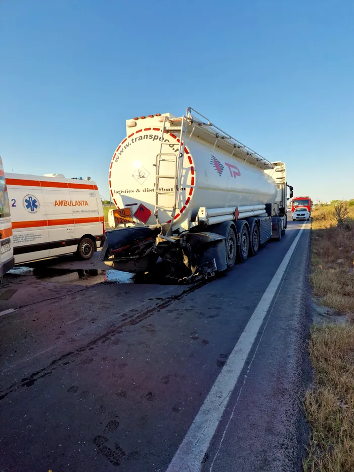 FOTO | Accident grav în Năvodari: O persoană a murit, după ce o mașină s-a ciocnit cu un tir. Alte două victime - un copil și un adult - au ajuns la spital