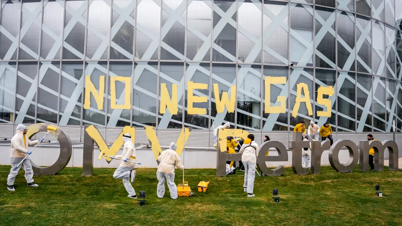 Activiștii Greenpeace au protestat la sediul OMV Petrom: „Nu distrugeți Marea Neagră”. Reacția operatorului proiectului Neptun Deep