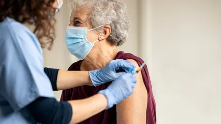 Studiu: Persoanele care au fost infectate cu COVID-19 ar putea să facă doar o doză de vaccin