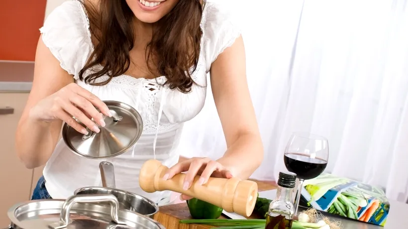 REȚETE DE CRĂCIUN. Cum să gătești salată de beouf, piftie și sarmale
