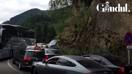 Nervi întinși la maxim la Barajul Vidraru după ce mai mulți șoferi nu au parcat bine: Coloana de mașini are aproape 10 kilometri! Nici Poliția nu a putut ajunge - VIDEO