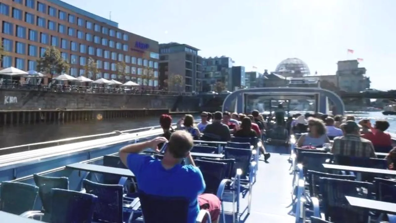 Mai mulți turiști dintr-o barcă au fost răniți, după ce un bărbat a urinat peste ei, în timp ce se afla pe un pod