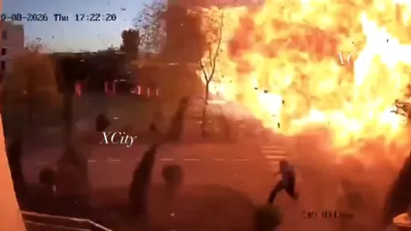 Un bărbat scapă la limită de un atac cu dronă rusească, în apropiere de Kiev. Momentul a fost surprins de camerele de supraveghere