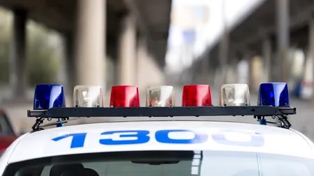 Caz șocant în Călărași. O tânără a bătut o adolescentă și a obligat-o să meargă goală pușcă o jumătate de kilometru pe un drum public