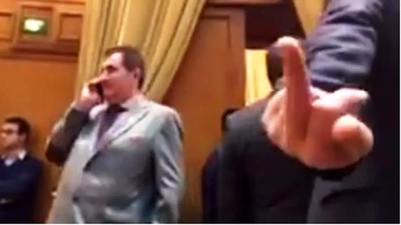 Senator PSD, filmat arătând semne obscene în timpul discursului președintelui din plenul Parlamentului