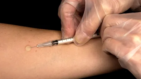 Au apărut vaccinuri anti-Covid false! O femeie de 92 de ani a fost injectată cu o substanță necunoscută, contra unei sume de bani