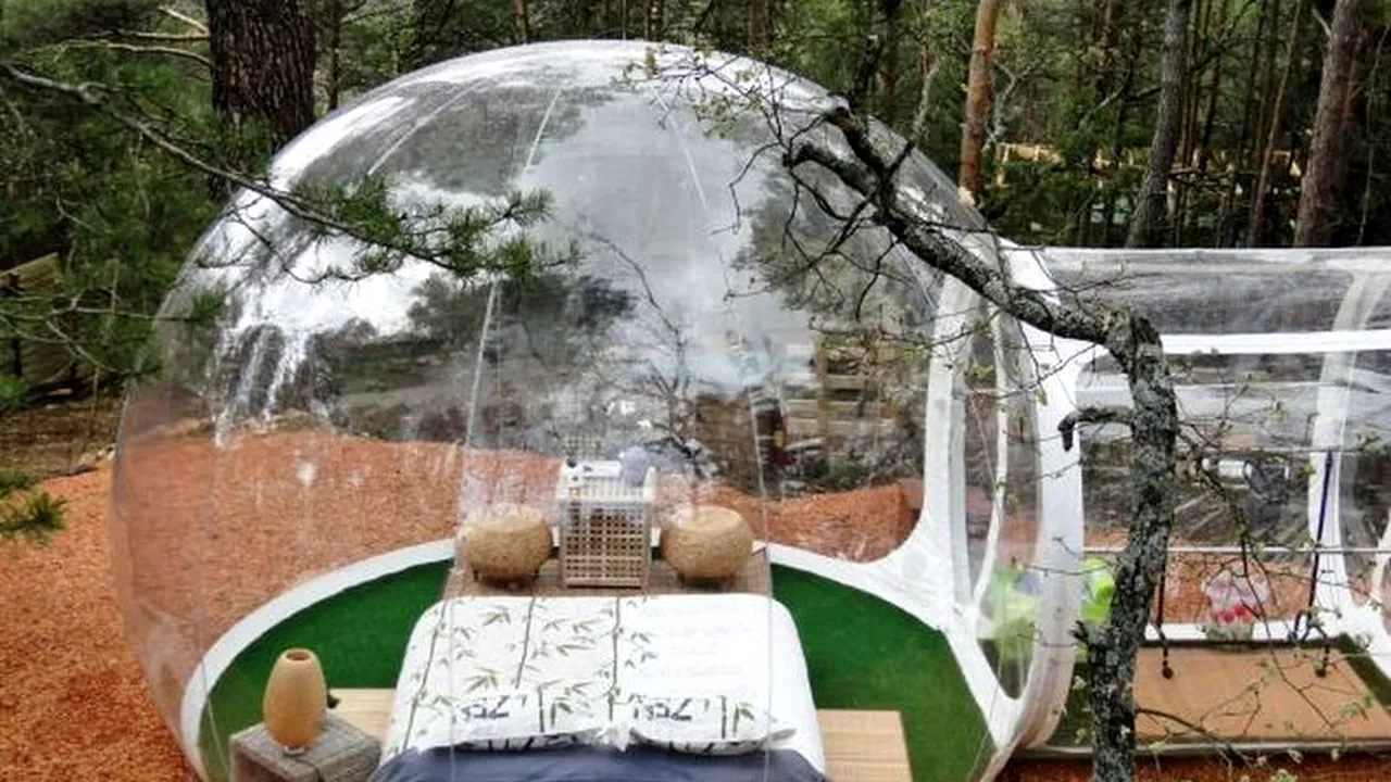 Cameră sub cerul înstelat. Cât costă să-ți petreci noaptea într-unul dintre cele mai inedite hoteluri