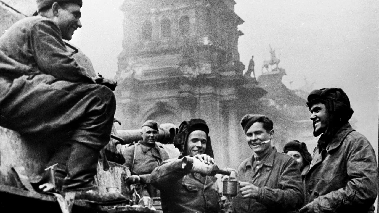 Ambasada Rusiei acuză DENIGRAREA soldaților sovietici eliberatori. Ambasadorul României: Ați cam dat CU BÂTA-N BALTĂ!