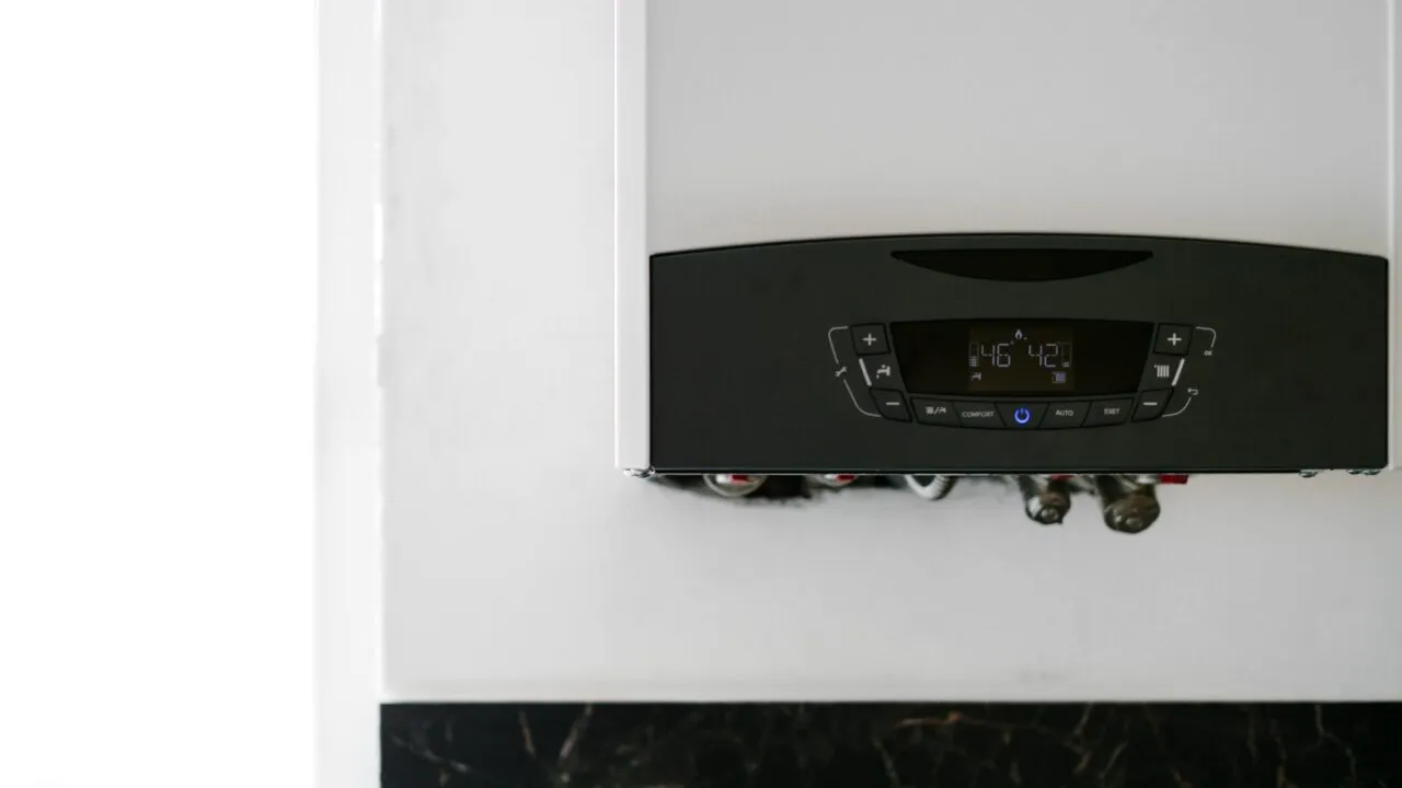 Proprietarii sunt îndemnați să verifice centrala termică dacă prezintă aceste 7 semne „costisitoare” pentru facturi. La ce să fii atent